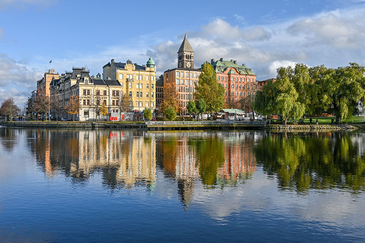 Vy &ouml;ver Norrk&ouml;ping, l&auml;ngs vattenlandskapet finns fina milj&ouml;er f&ouml;r br&ouml;llopsfotografering | https://staging.fotografcelestialart.se