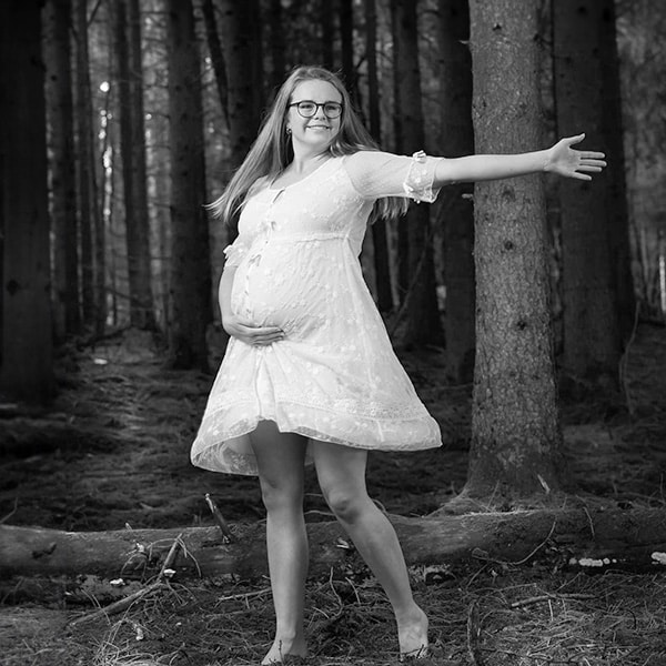 En gravid kvinna dansar ute i naturen Ett ungt par visar sin k&auml;rlek till varandra och bebisen i kvinnans mage | Foto av Fotograf Link&ouml;ping