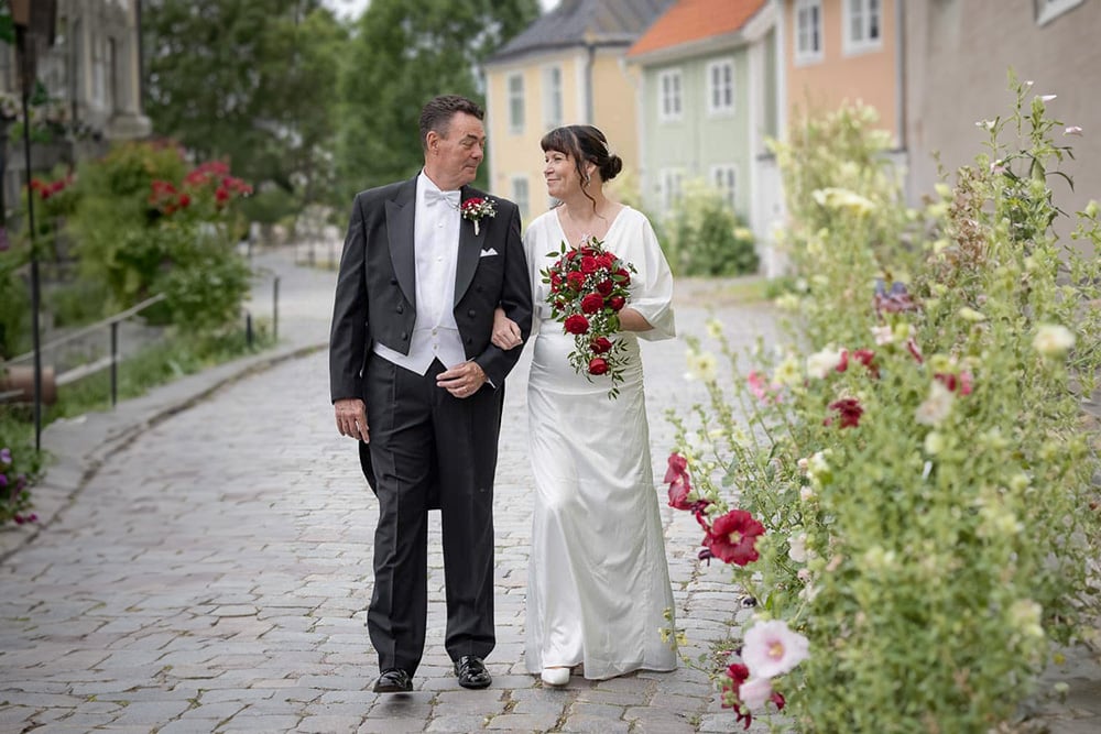 Brudpar promenerar i gr&auml;nderna i S&ouml;derk&ouml;ping. H&auml;r finns fina milj&ouml;er f&ouml;r br&ouml;llopsfotografering | https://staging.fotografcelestialart.se