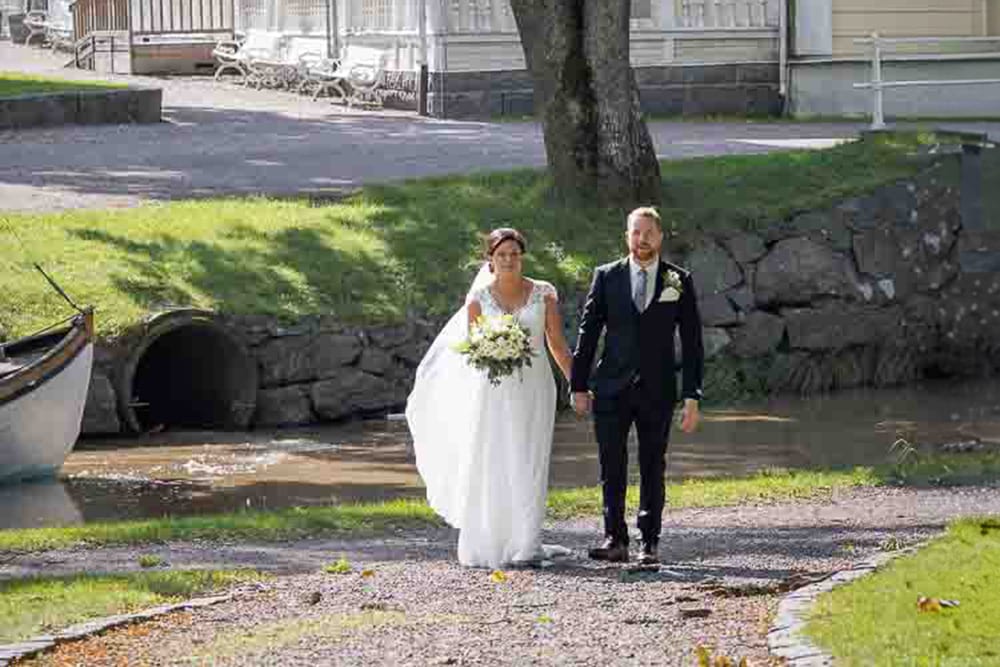 Brudpar promenerar i S&ouml;derk&ouml;ping. L&auml;ngs kanalen finns fina milj&ouml;er f&ouml;r br&ouml;llopsfotografering |h ttps://staging.fotografcelestialart.se
